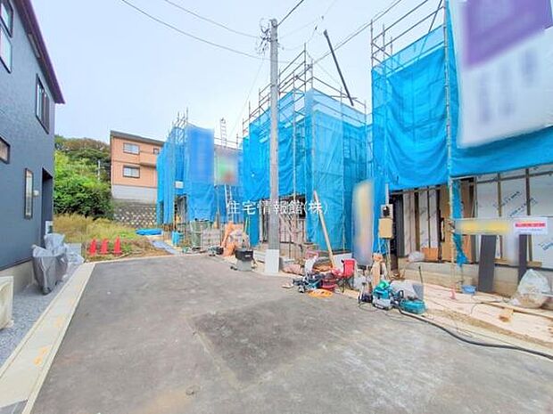 前面道路を含めた現地写真です。