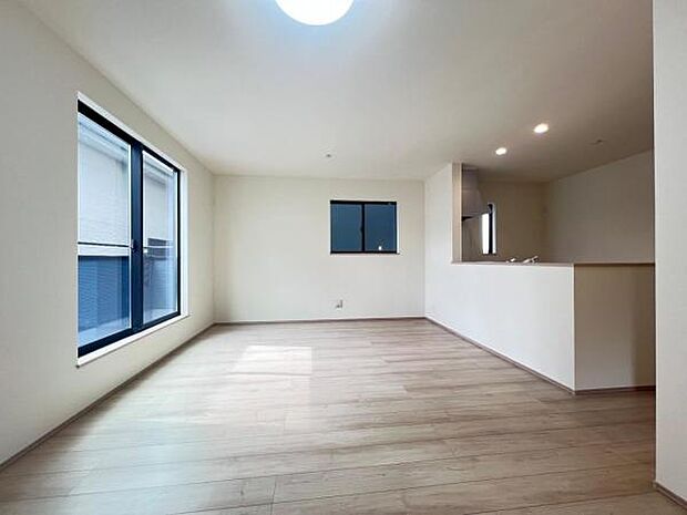 お食事中もキッチンと会話が楽しめるダイニングスペース。