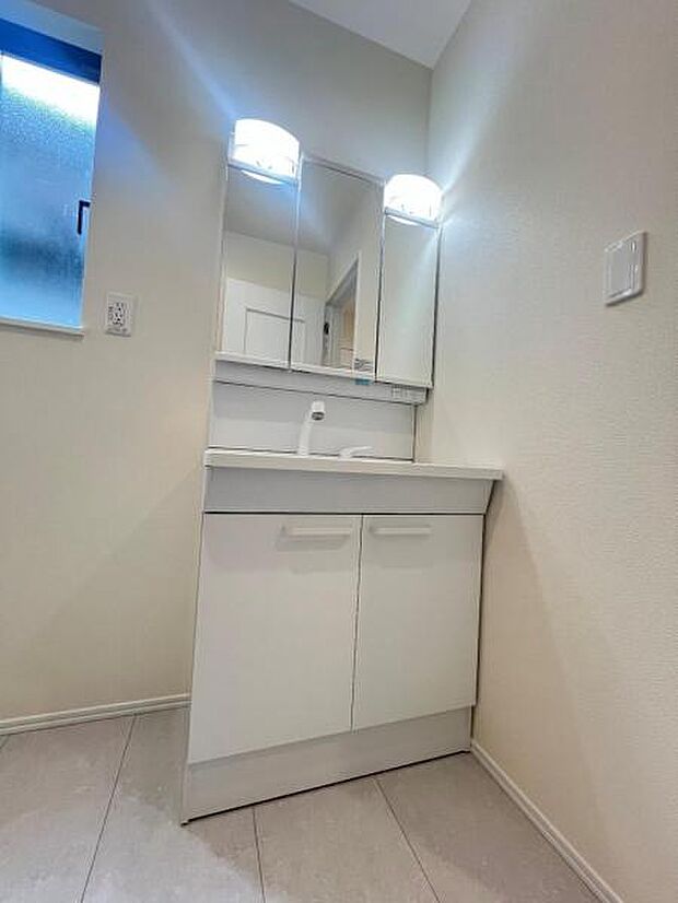 洗面化粧台です。朝の身支度から1日が始まります。