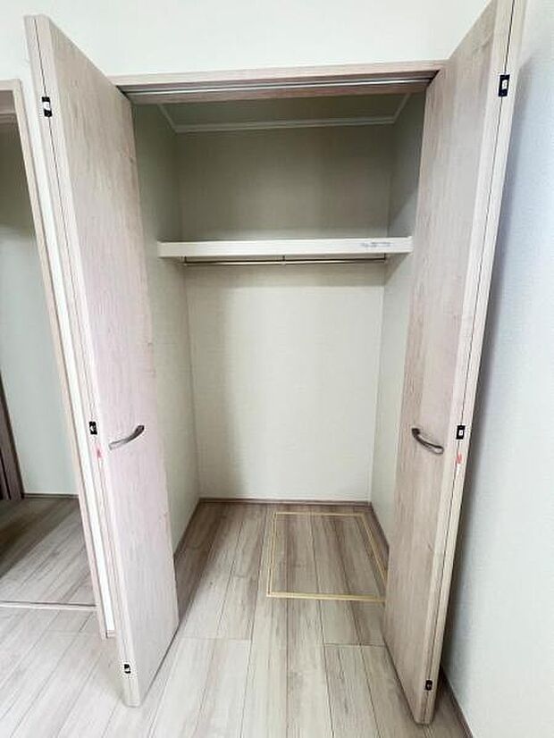 枕棚とハンガーパイプの付いたクローゼットです。