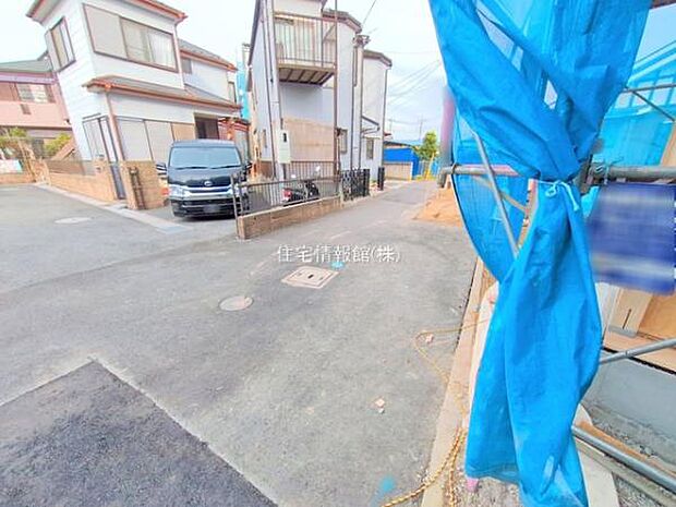 前面道路を含めた現地写真です。