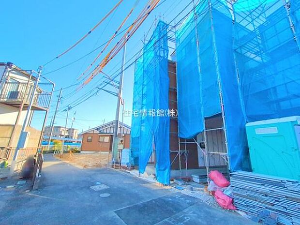 前面道路を含めた現地写真です。