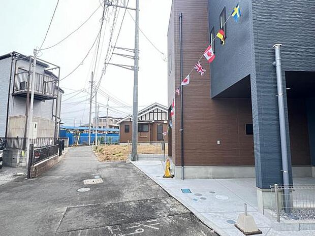 前面道路を含めた現地写真です。