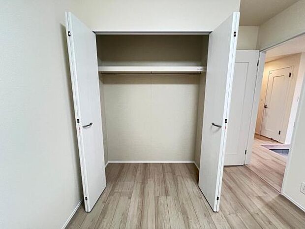 いつでもお部屋をスッキリお使い頂ける収納スペースを設置。