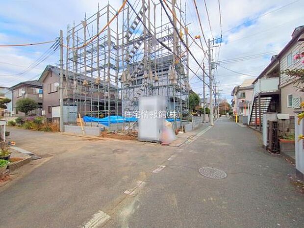 前面道路を含めた現地写真です。