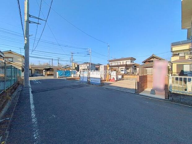 前面道路を含めた現地写真です。