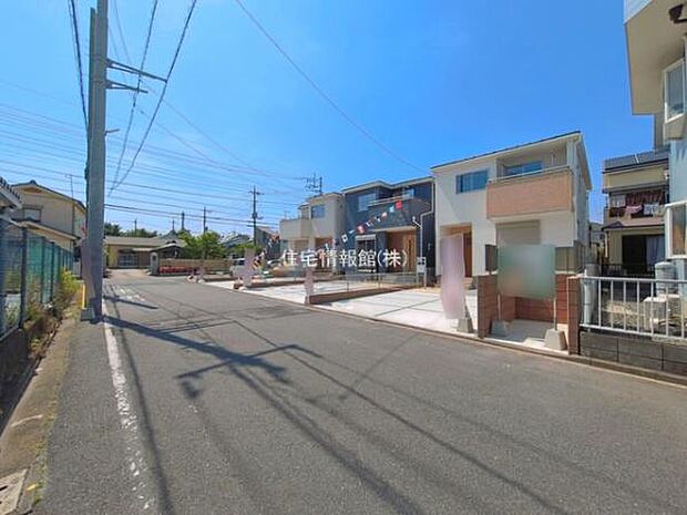 前面道路を含めた現地写真です。