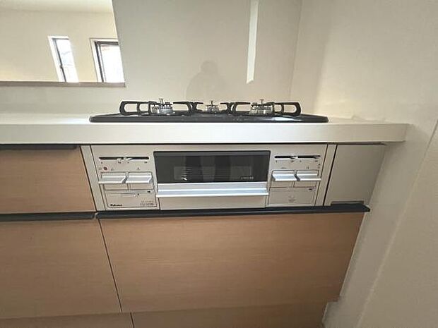 作業スペースが広く家事動線をゆったりと確保できるキッチンです。