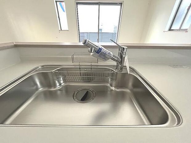 ご家族を見守りながら家事が捗る対面式キッチン。お料理をしながらご家族のサポートも可能です。