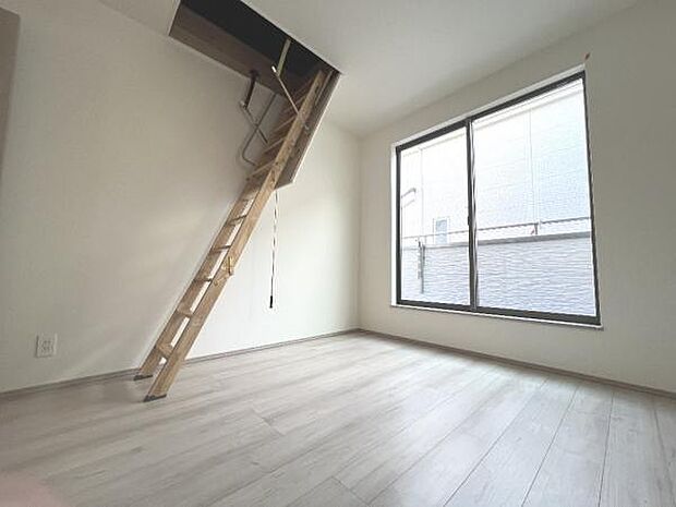 明るい広々とした主寝室でご家族ゆっくりお休みになれますね。