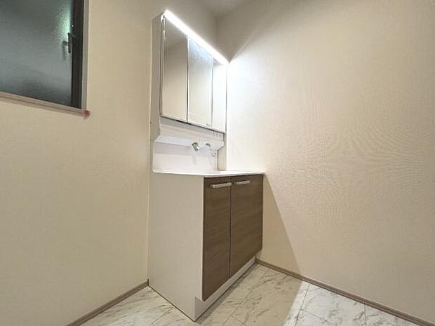 洗面化粧台です。朝の身支度から1日が始まります。