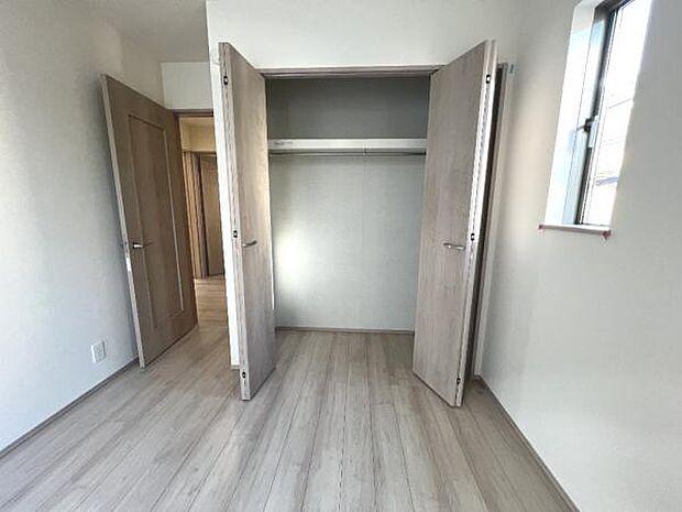 いつでもお部屋をスッキリお使い頂ける収納スペースを設置。