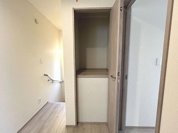 いつでもお部屋をスッキリお使い頂ける収納スペースを設置。