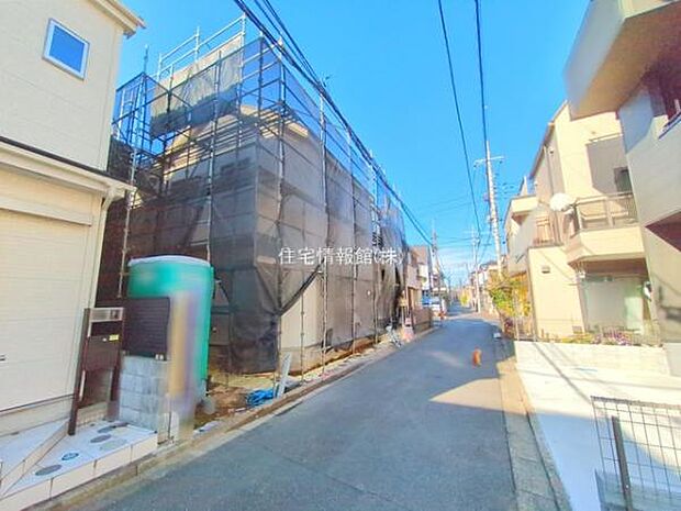 前面道路を含めた現地写真です。