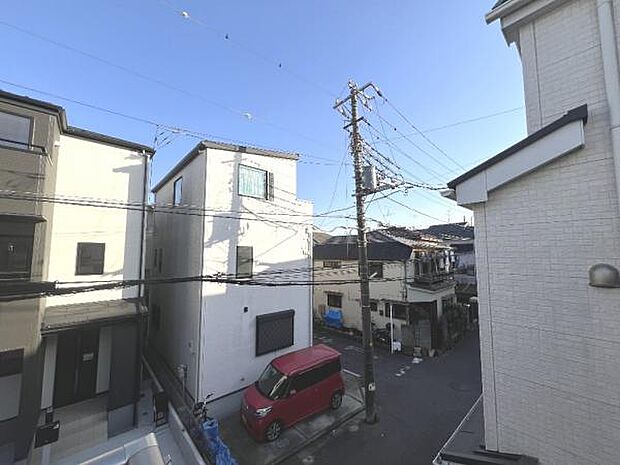 バルコニーからの眺望です。明るい陽射しを浴びながらゆったりと過ごすのも良いですね。