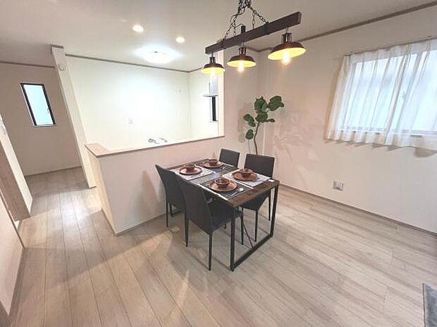 ご家族の温かい時間を演出するダイニングスペースです。