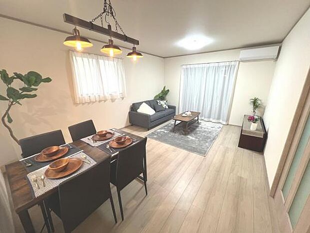 家族団らんの場所としてゆったりと居心地の良いリビングです。