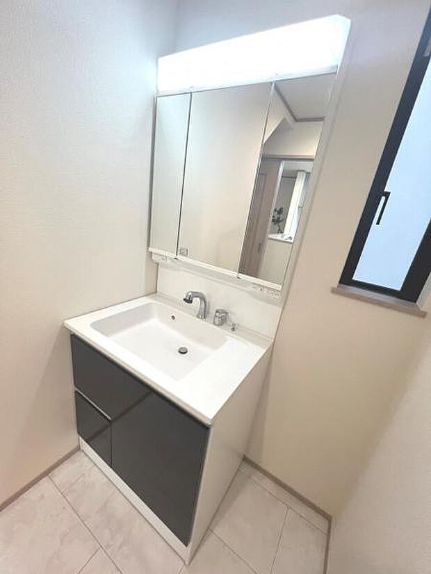 洗面化粧台です。朝の身支度から1日が始まります。