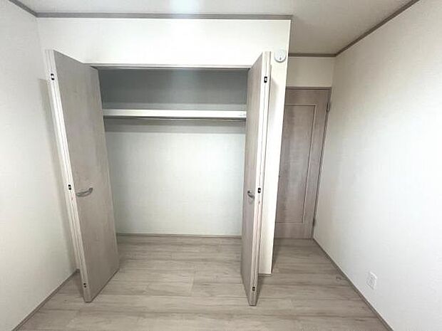 いつでもお部屋をスッキリお使い頂ける収納スペースを設置。