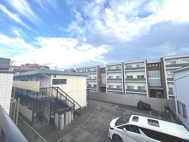 バルコニーからの眺望です。明るい陽射しを浴びながらゆったりと過ごすのも良いですね。