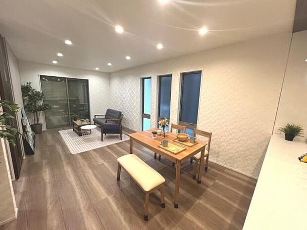 ご家族が集うLDKは約18帖の広さ、団らんの空間です。