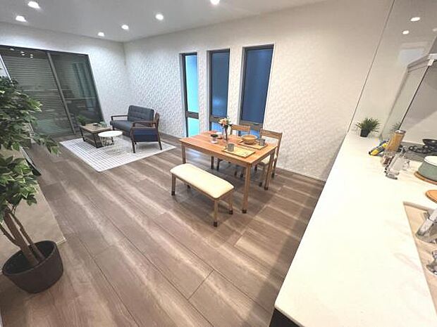 ご家族の温かい時間を演出するダイニングスペースです。