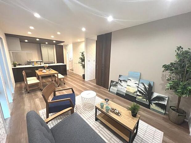 家族団らんの場所としてゆったりと居心地の良いリビングです。