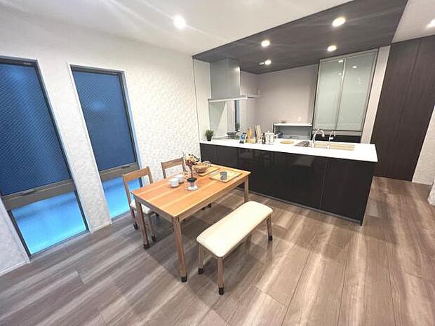 お食事中もキッチンと会話が楽しめるダイニングスペース。