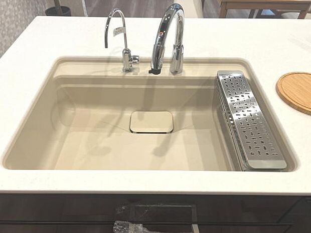 ご家族を見守りながら家事が捗る対面式キッチン。お料理をしながらご家族のサポートも可能です。