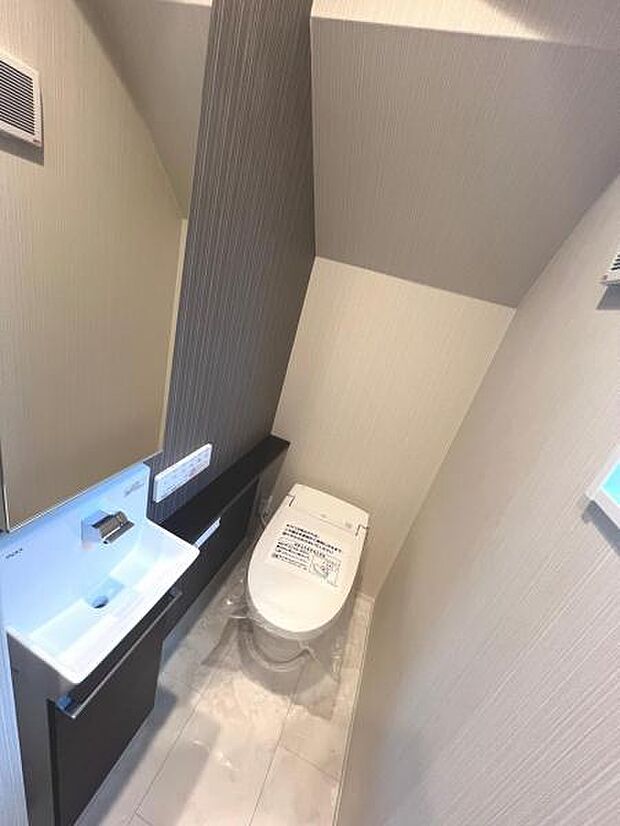シャワー洗浄機能付のトイレは、清潔感が印象的な空間ですね。