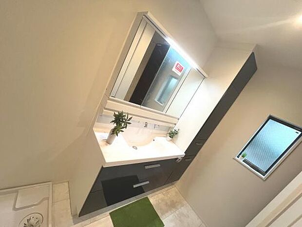 洗面化粧台です。朝の身支度から1日が始まります。