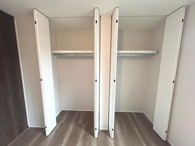 いつでもお部屋をスッキリお使い頂ける収納スペースを設置。