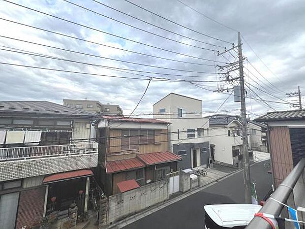 バルコニーからの眺望です。明るい陽射しを浴びながらゆったりと過ごすのも良いですね。