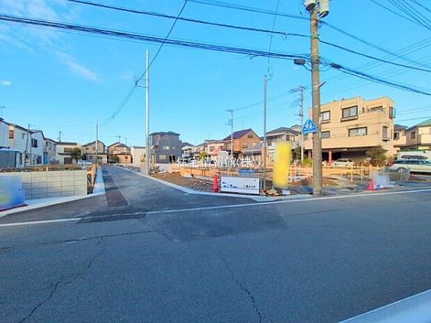 前面道路を含めた現地写真です。