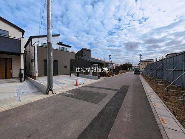 前面道路を含めた現地写真です。