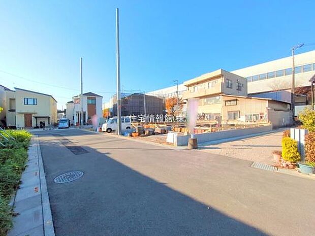 前面道路を含めた現地写真です。