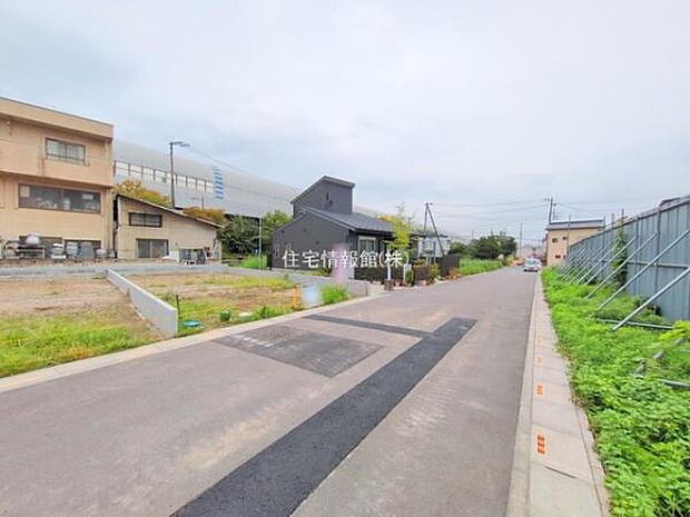 前面道路を含めた現地写真です。