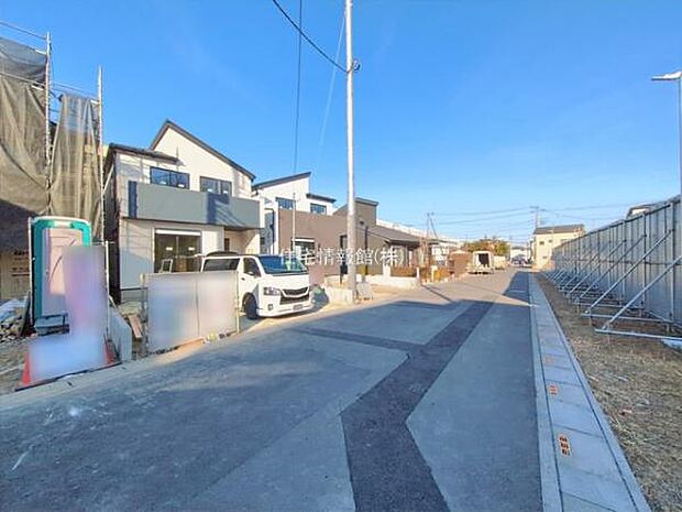 前面道路を含めた現地写真です。