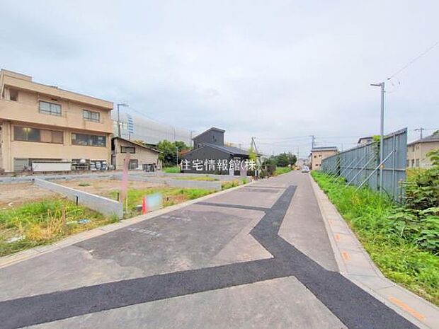 前面道路を含めた現地写真です。