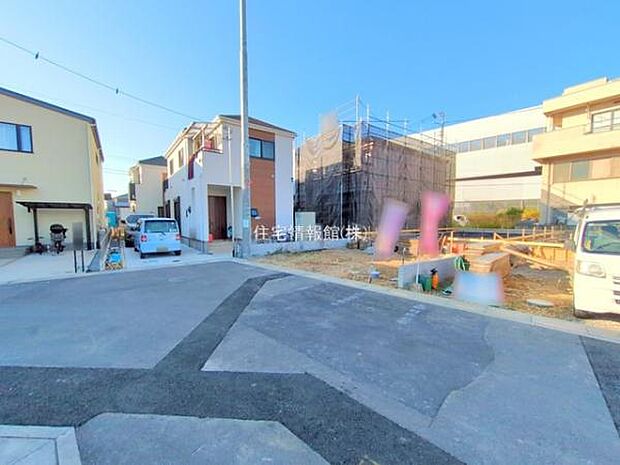 前面道路を含めた現地写真です。