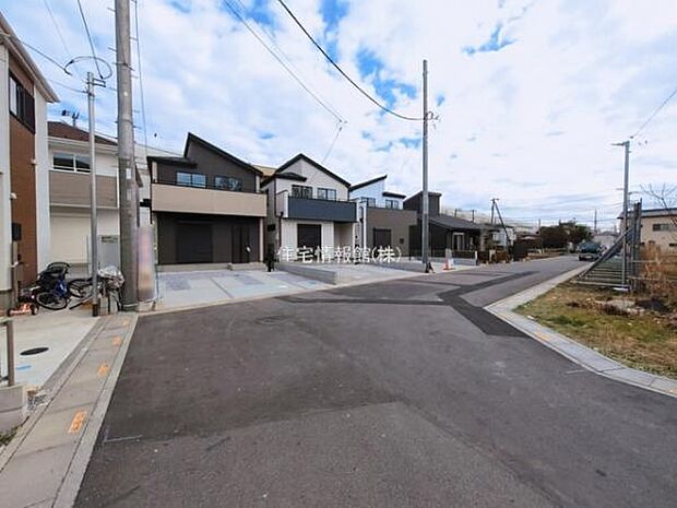 前面道路を含めた現地写真です。