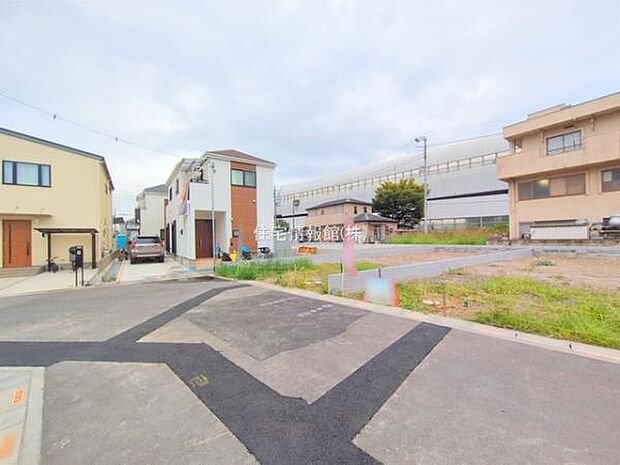 前面道路を含めた現地写真です。