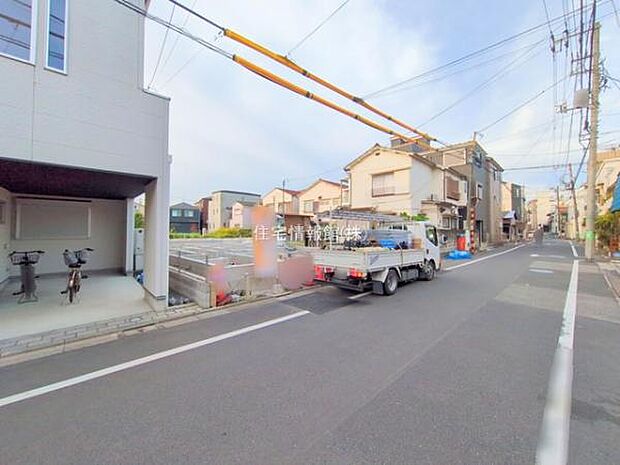 前面道路を含めた現地写真です。