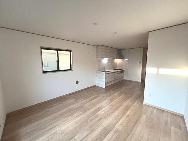 お食事中もキッチンと会話が楽しめるダイニングスペース。