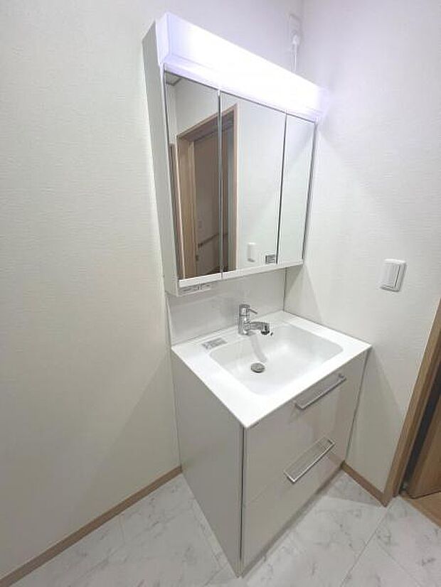 洗面化粧台です。朝の身支度から1日が始まります。