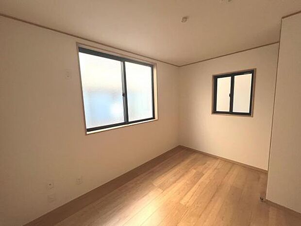 木の温もりが優しいフローリングの収納スペース付き洋室です。