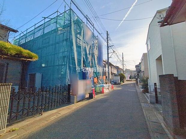 前面道路を含めた現地写真です。