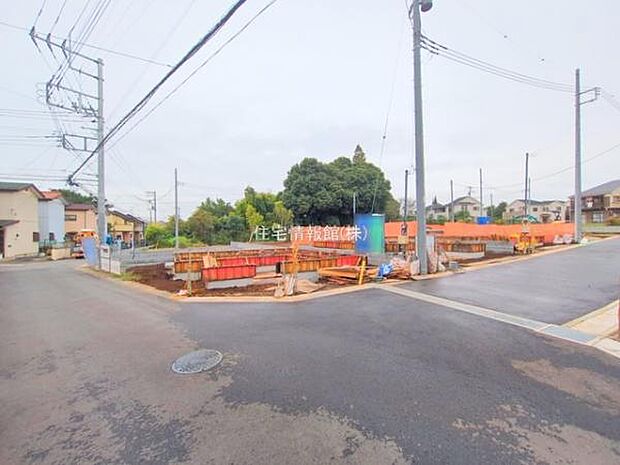 前面道路を含めた現地写真です。