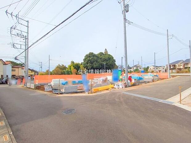 前面道路を含めた現地写真です。