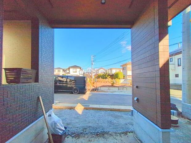 前面道路を含めた現地写真です。